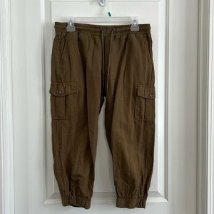 Roots cotton/linen blend army green capris size medium